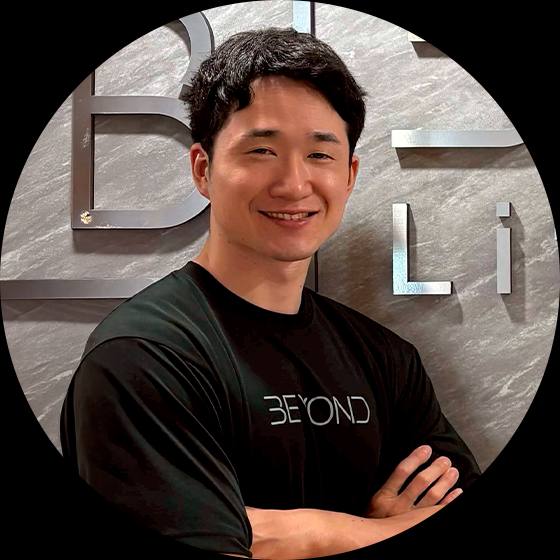 東 優介